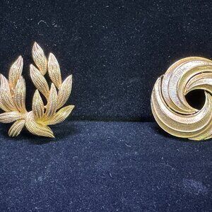 2 vtg Trifari Broochs Pins gold tone brushed textured Elegant Evening  - JW1475